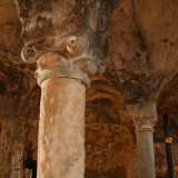 La cripta � divisa in tre navate, delimitate da colonne di colore chiaro ricavate dalla roccia, tutte terminanti con preziosi capitelli uno diverso dall�altro, adornati con motivi floreali e figure antropomorfe